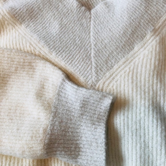White Silver Off-the-shoulder V Neck knit sweater - Picture 4 of 4